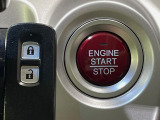 【Hondaスマートキー】カバンやポケットに入れたままでもドアの施錠・解錠が可能なスマートキーを装備。エンジンのオン・オフ時もカギを取り出す必要が無いからとっても便利です♪