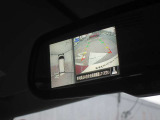 バックミラーにもアラウンドビューを表示できます