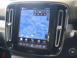 縦長のナビ画面は進行方向を広く表示できるため、視認性に優れています タッチパネルはスマートフォンのように硬いタイプのため、スワイプ操作もできます