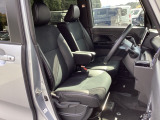 【ベンチシート】運転席と助手席の移動もスムーズ!狭い駐車場での乗り降りや、お子様の乗り降りにも便利です。座席の間にコンソールボックスやドリンクホルダーがないため、車内空間が広く感じます。