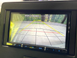 【バックカメラ】駐車時に後方がリアルタイム映像で確認できます。大型商業施設や立体駐車場での駐車時や、夜間のバック時に大活躍!運転スキルに関わらず、今や必須となった装備のひとつです!