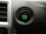 ポケットや鞄から出さずにエンジンスタートができる便利なプッシュスタート。ブレーキを踏みながらパワースイッチを押すだけで、エンジンが始動します