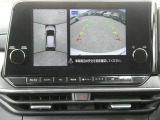 全周囲カメラで、クルマを上空から見下ろしているかのような映像を映し出します。周囲の状況がひと目でわかります!