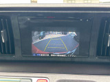 【バックカメラ】後退時に車両後方の映像をモニターに映す機能。目視できない死角を確認でき、衝突事故を防ぎます。駐車が苦手な方だけでなく全てのドライバーに必須の安全装備です。
