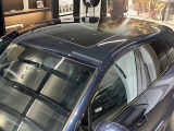 オプション設定のパノラマルーフシステムが装着されておりますので、明るい車内と開放感を提供してくれます