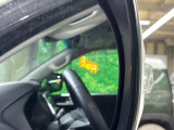 【ブラインドスポットモニター】走行中、ドアミラーの死角になりやすい箇所に後続車が接近するとサイドミラーのレンズに警告を表示!ドライバーに注意喚起をしてくれます。
