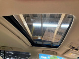 【サンルーフ】開放感たっぷりの希少装備、サンルーフが装着されています!車内に明かりを取り入れたり景色を楽しむ以外にも、車内の空気も簡単に換気できて快適です!