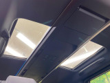 【左右独立ムーンルーフ】2列目左右席にそれぞれ配置されたガラスルーフ!日差しに合わせて片側だけシェードを閉めることも可能です!
