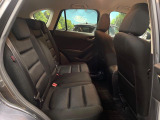 後部座席も気になるようなキズ・汚れやへたり等、大きなダメージはなく、良好な状態です。