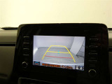 バックガイドモニター付き。車両後方の映像をナビ画面に表示し、駐車などの後退操作をサポートします。