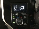 【オートエアコン】一度お好みの温度に設定すれば、車内の温度を検知し風量や温度を自動で調整してくれます。