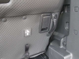 荷室から後部座席をスライドさせる事が出来ます。大きな荷物を載せる時にとても便利!