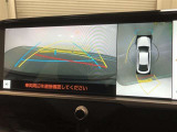 【パノラミックビューモニター(床下透過表示機能付)】クルマを上から見たような画像をディスプレイに表示し、運転席から確認しにくい箇所も確認できます。車両直下及びタイヤ付近のアンダーフロアの確認も可能です