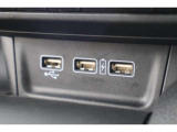USBソケットがついていますのでコードを繋げばスマートフォンなどの充電が出来ます!