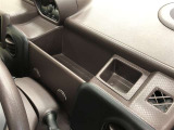 運転席アッパートレイ&小物入れ&ポストカードホルダーです。運転席前の収納が充実しています!