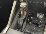 【フロアシフト】直感的な操作性や手に取りやすいレバー位置が特徴です。MTモードはエンジンブレーキやパワフルな加速を要する際など様々なケースで活躍。