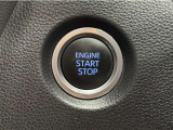 エンジンスタートボタンです。キーが車内にあれば、エンジンの始動・停止はブレーキを踏んでスイッチを押すだけ!キーを取り出す手間を省き、ワンプッシュでエンジンを操作するので簡単でスムーズです。