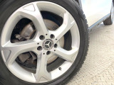 ●純正18インチアルミホイール:輸入車ならではの卓越した走りを支えるホイールと足回りです!日本車の走りに慣れている方にもぜひ体感して頂きたいほど、高いレベルでまとまっています!