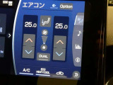 左右独立温度コントロールフルオートエアコンです。運転席、助手席それぞれで独立して温度設定ができます。冷え性の方が乗っても安心ですね♪