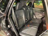 後部座席も気になるようなキズ・汚れやへたり等、大きなダメージはなく、良好な状態です。