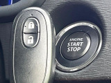 【キーレススタートシステム】カバンやポケットに入れたままでもドアの施錠・解錠が可能なスマートキーを装備。エンジンのオン・オフ時もカギを取り出す必要が無いからとっても便利です♪