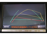 ハンドル操作に連動してガイドラインが変化するバックカメラ搭載です。クルマは構造上たくさんの死角がありますので、とても便利な機能ですね。あくまで補助の為の装備ですのでバックは目視での確認が大事ですよ!