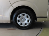純正のスチールホイール+ホイールキャップ装着車です。