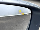 【ブラインドスポットモニタリング】走行中、ドアミラーの死角になりやすい箇所に後続車が接近するとサイドミラー付近に警告を表示、ドライバーに注意喚起をしてくれます。