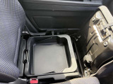 助手席の下にはハード素材のトレーボックスがございますので車検証ケースやアウトドアで使った靴なども収納いただけます!