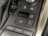 【電子パーキングブレーキ】指先ひとつでサイドブレーキの操作が可能です。信号待ちなどでブレーキペダルから足を離しても停止状態を保持する「ブレーキホールド機能」も搭載。