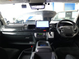 ワイドボディなので運転席周りは広々とした内装になっております☆☆