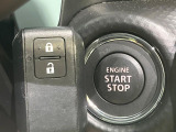 【キーレススタートシステム】カバンやポケットに入れたままでもドアの施錠・解錠が可能なスマートキーを装備。エンジンのオン・オフ時もカギを取り出す必要が無いからとっても便利です♪