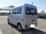 スズキのエンブレム、積載シール、エブリイのシールを取り付けて、ご納車いたします。
