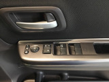 電動格納式リモコンドアミラーと、パワーウィンドウスイッチ等は運転席ドアにあります。