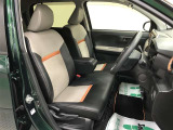 フロントシートはソファのように並んで座れるベンチシートです!フィット感とホールド感も良く、運転姿勢をサポートしてくれるので、快適なドライブを楽しめます。