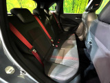 コンパクトカーですが、セカンドシートは十分な広さがあり快適にお乗りいただけます♪シートを倒して大きな荷物を積んだりと、用途の幅が広い1台です。