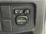 【電動格納ドアミラー】狭路の通行時や狭い場所に停車させるときに活躍する装備ですね。ボタン一つでドアミラーが格納されます。