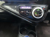 オートエアコンを装備しています。電気モーターでコンプレッサーを作動させるので、エンジン停止・始動に関わらず、快適な室内空調を実現しました。アイドリングストップの状態でもエアコンは効き続けます。