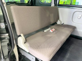 後部座席も気になるようなキズ・汚れやへたり等、大きなダメージはなく、良好な状態です。