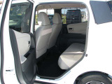 後席もきれいにクリーニングされています。足元のスペースもこれだけ広ければ一緒に乗っている人もゆったりお乗りいただけそうです。