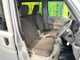 運転席シート廻りは使用感も少なく、良好な状態となっています。前オーナー様が丁寧に使っていたことがよくわかりますね。