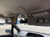 運転席、助手席共にルームミラー付きのサンバイザーです。