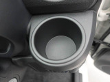 カップホルダーは運転席や助手席からちょうど手の届く位置です!!