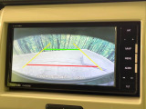 【バックカメラ】駐車時に後方がリアルタイム映像で確認できます。大型商業施設や立体駐車場での駐車時や、夜間のバック時に大活躍!運転スキルに関わらず、今や必須となった装備のひとつです!