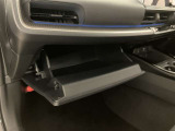 何かと便利なグローブボックス。メンテナンスノートや車検証、ちょっとしたメモと筆記用具等を入れておくとあればもしもの時にも便利ですね。