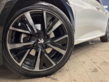 ●純正17インチアルミホイール:輸入車ならではの卓越した走りを支えるホイールと足回りです!日本車の走りに慣れている方にもぜひ体感して頂きたいほど、高いレベルでまとまっています!