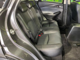 後部座席も気になるようなキズ・汚れやへたり等、大きなダメージはなく、良好な状態です。