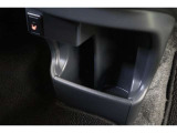 センターの手の届きやすいところにドリンクホルダーとして使えるインパネロアポケットを装備。運転席からも助手席からも使える便利な収納です。