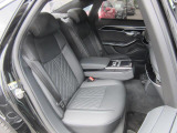 リアシートも足元広々です。アームレスト(ひじ掛け)もございますので、長時間のドライブも快適にお過ごしいただけます。