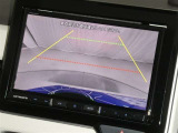 【バックカメラ】駐車時に後方がリアルタイム映像で確認できます。大型商業施設や立体駐車場での駐車時や、夜間のバック時に大活躍!運転スキルに関わらず、今や必須となった装備のひとつです!